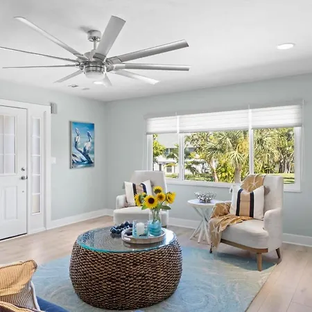 On The Rocks- Gorgeous Newly Renovated Pool Home